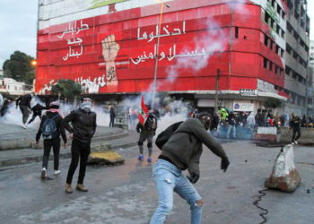 Demonstrators clash with security forces during a protest against the lockdown and worsening economic conditions, in Tripoli, amid the spread of the coronavirus disease (COVID-19), Lebanon January 28, 2021. REUTERS/Omar Ibrahim