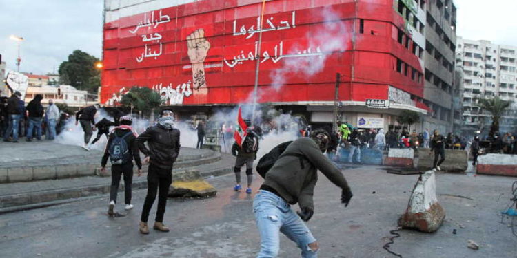 Demonstrators clash with security forces during a protest against the lockdown and worsening economic conditions, in Tripoli, amid the spread of the coronavirus disease (COVID-19), Lebanon January 28, 2021. REUTERS/Omar Ibrahim