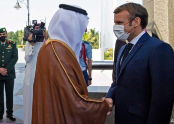 French President Emmanuel Macron (R) is received by Saudi Crown Prince Mohammed bin Salman (L) in Saudi Arabia's Red Sea coastal city of Jeddah on December 4, 2021. (Photo by AFP)
