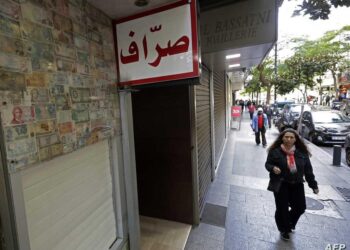A client stands in front of a closed money exchange office in Beirut on November 29, 2019. (Photo by JOSEPH EID / AFP)