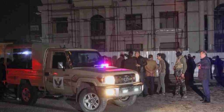 Security forces gather following a rocket attack in Arbil, the capital of the northern Iraqi Kurdish autonomous region, on February 15, 2021. - A volley of rockets targeted the Kurdish regional capital in northern Iraq late today, authorities said, as security sources confirmed that at least one hit a military complex hosting US-led coalition troops. (Photo by SAFIN HAMED / AFP)