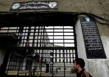 A Lebanese man arrives to pay a visit to a prisoner at Roumieh prison, northeast of Beirut, 07 April 2006. The detention centre, one of the biggest in the Middle East, holds 4,500 inmates but has a capacity of only 1,500. Lebanese writer Omar Nashabeh wrote a book about Roumieh prison, which took four years to be published, and is an attempt to reveal the inmate culture, their relations with guards and with colleagues. AFP PHOTO/RAMZI HAIDAR (Photo by RAMZI HAIDAR / AFP)