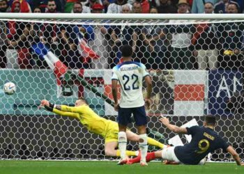 Soccer Football - FIFA World Cup Qatar 2022 - Quarter Final - England v France - Al Bayt Stadium, Al Khor, Qatar - December 10, 2022 England's Jordan Pickford saves a shot from France's Olivier Giroud REUTERS/Dylan Martinez