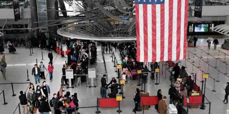 NEW YORK, NY - MARCH 24: People wait in a security line at John F. Kennedy Airport (JFK) on March 24, 2016 in New York City. Following the deadly terrorist attacks in Brussels, airports and train stations around the country have added additional soldiers and police officers in an ongoing effort to deter other potential terrorists.   Spencer Platt/Getty Images/AFP