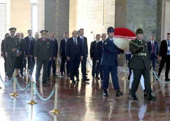 ..بالصور- بعد وصوله الى انقرة الرئيس عون يضع إكليلا من الزهر على ضريح مؤسس الجمهورية التركية اتاتورك