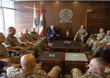 وزير الدفاع يتغيب عن الجلسة ويستقبل “القائد” ويؤكِّد دعم الجيش اللبناني
